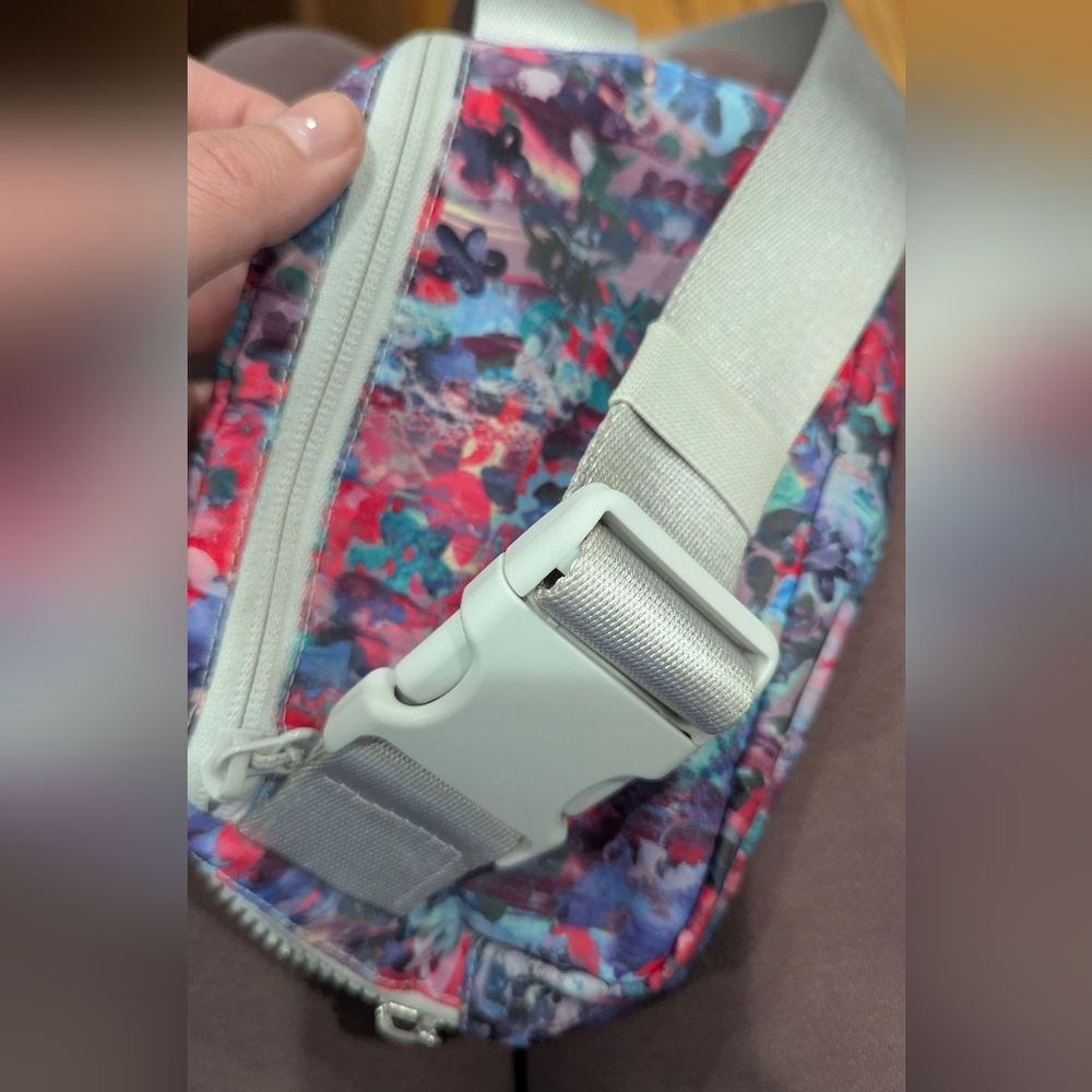 Lululemon Multicolor Floral Belt Bag. Volume 1L. Dimensions 7.5"x2" x5" - Picture 3 of 6